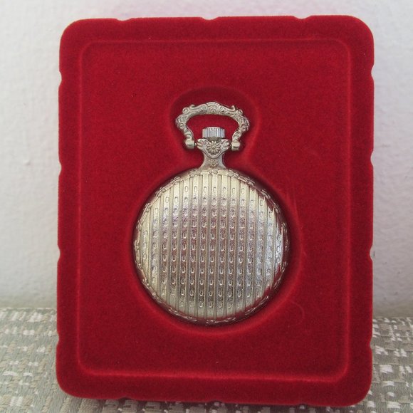 New 2004 Hallmark "Disney's Mickey Mouse" Pocket Watch, It Works, Fresh Battery - Picture 4 of 7